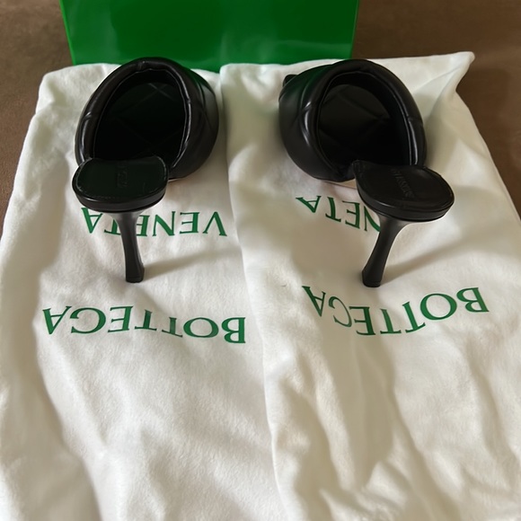 Bottega Veneta Black Lido Leather Mules- Size 37/7- New in Box - Picture 13 of 15